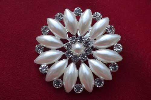 Fashion brooch in floral design.Faux pearls and simulated diamonds.Diameter 4.5cm.New item