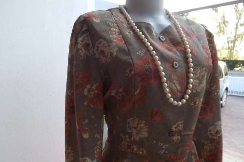 A dream top by ARTICLE in tasteful blended autumn colours. In peplum style.Size 37/13.
