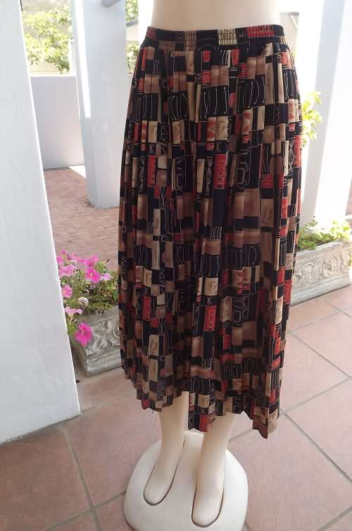 Smart MERIEN HALL permanent pleated skirt in size 42/18.Graphic print