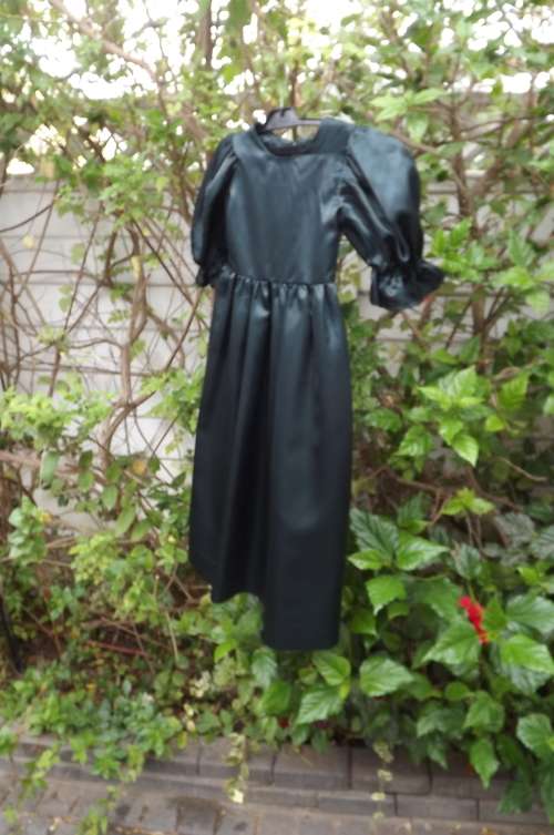Cute hunters green long satin dress for flower girl 7 to 8 yrs.Short puffed sleeves.New condition