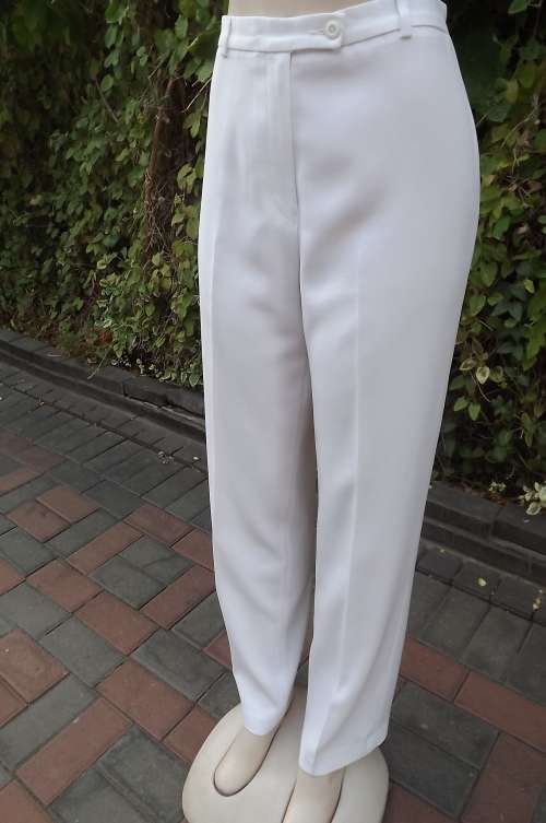 MISS CASSIDY pants in classic style.Off white colour.Size 38/14.Loop for belt.No pockets