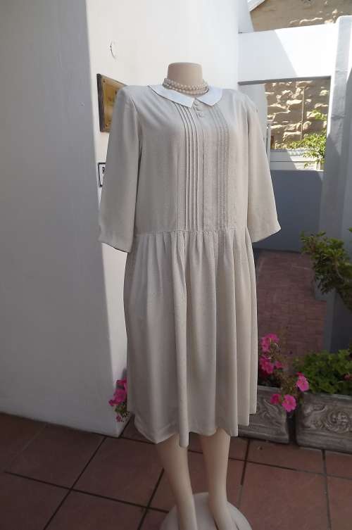 Silky cream vintage dress with tiny black dots.Size 39/15 K -ROSS original dress.Fully lined.As new