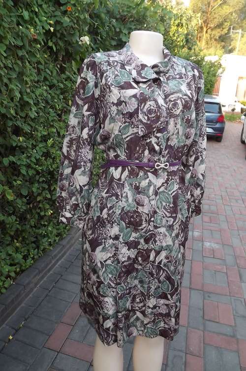 Amazing vintage dress in creased polyester fabric.Size 39/15 dark purple and green floral pattern.
