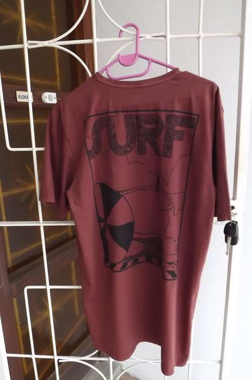 Stunning redbrown surf logo men's T-shirt by BILLABONG slim fit.Size Large.As new