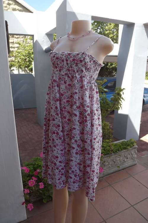 White and pink floral cool cotton dress with shoulder straps.Size 32/8 by NEW FEELING.