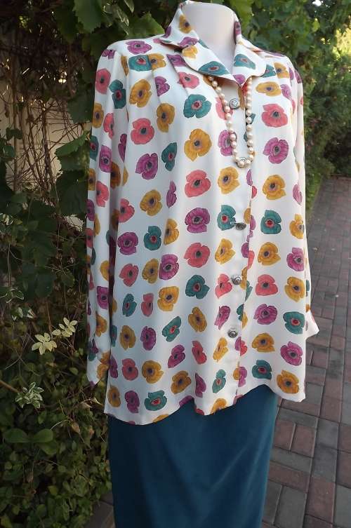 Striking cream long sleeve blouse covered with various colour poppies.Size 42/18.As new