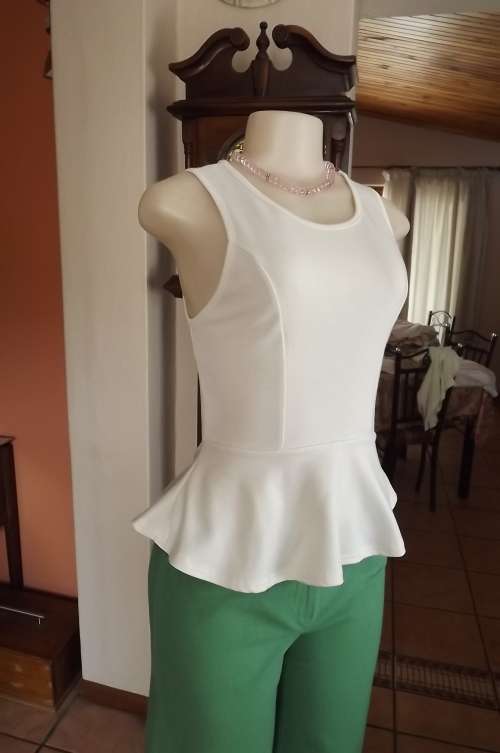 White peplum top by RT in stretch polyester.Size 36/12.Rounded neckline.Sleeveless