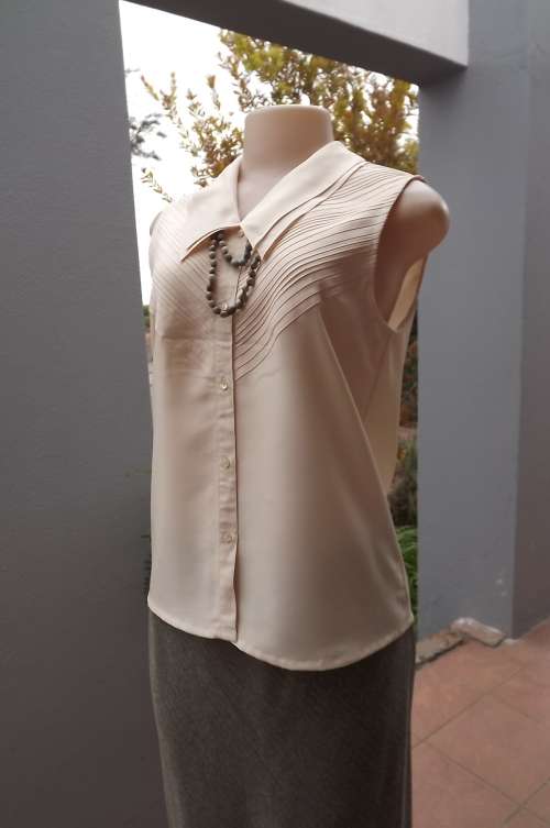 Stunning FEMININE sleeveless cream blouse from Tokyo in size 34/10.Dainty double collar.New