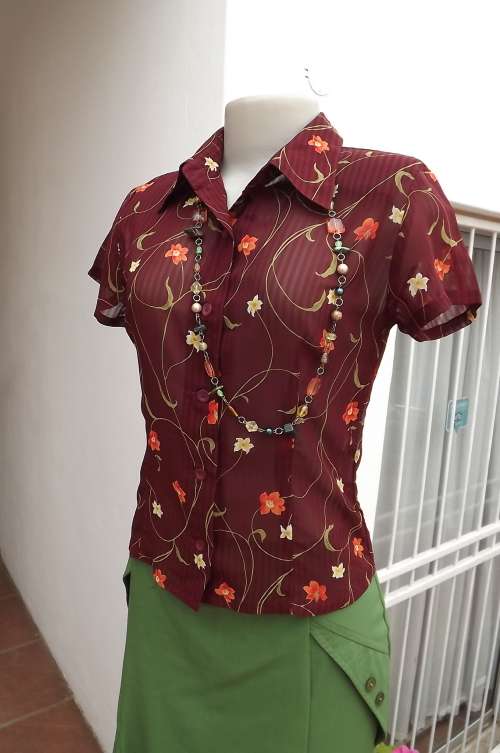 Trendy tailored brown floral shiny blouse from Tokyo in size 32/8.No stretch.New condition.
