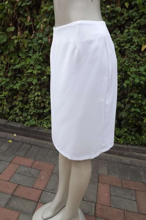 Elegant white polyester pencil skirt in knee length by SMILEY'S size 36/12.No waistband.