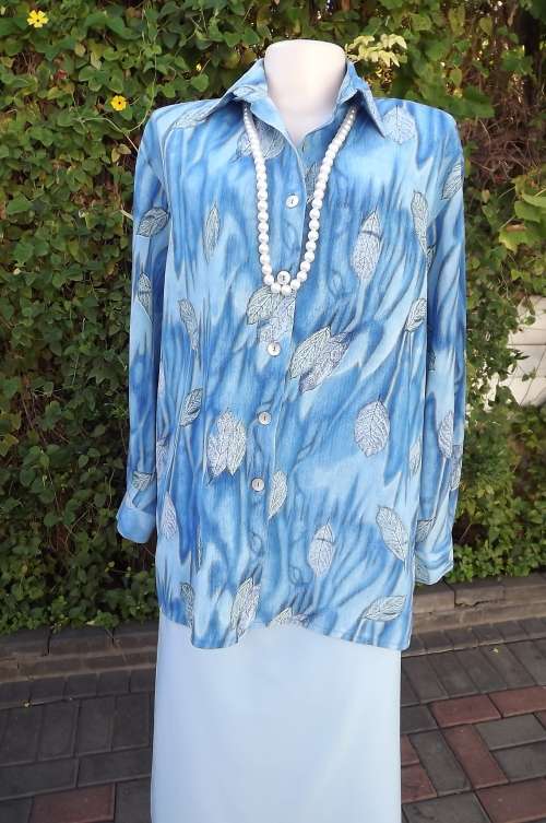 Warm up your look with this columbian blue blouse with leaf patterns.Size 36/12 by CONFETTI