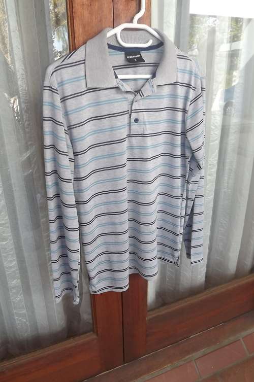 Men's long sleeve golf shirt by NO BOUNDRIES in size Small.Horizontal Navy and blue stripes.