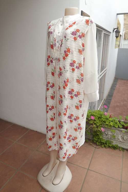 Owner made cream silky polyester maxi dress size 44/20.Pretty but not proffessionaly made