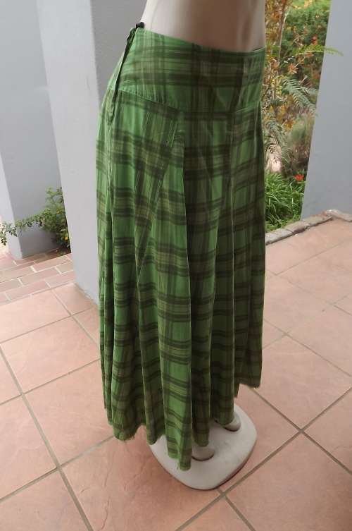 Make a statement in this green checked paneled flare skirt size 38/14 by TRUWORTHS.