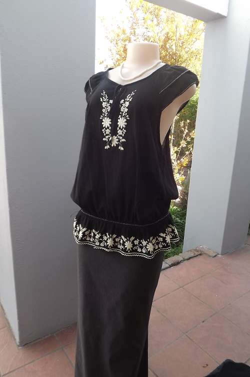 Make a statement in this black 100% cotton top.Size 44/20 by MOZAIC.Opening on front with tie string