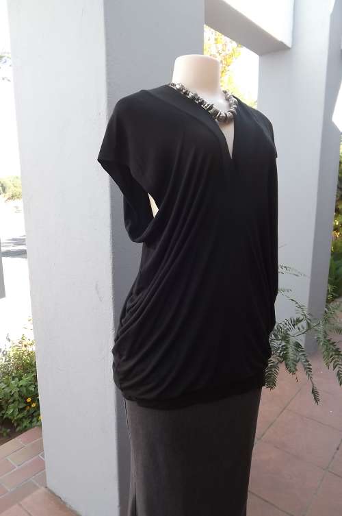Sexy black low V neck long top by OASIS BY FOSHINI.Size 42/18.In stretch/viscose fabric.