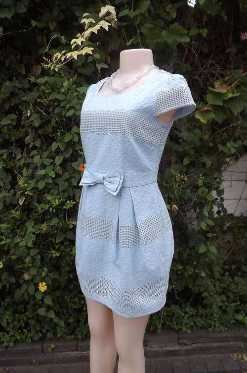 Chic 100% textured cotton dress in light blue with polyester lining.Size 32/8.Small capped sleeves.