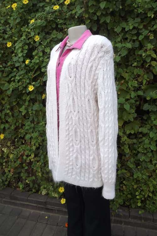 Bulky knit long acrylic open hanging cream colour cardigan.Size 42/18.In cable & knit.With shoulder
