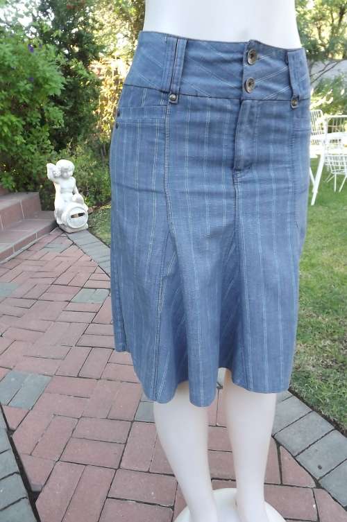 Sexy vertically striped steelblue denim gored skirt with kick out panels.Size 32/8.Wide waistband