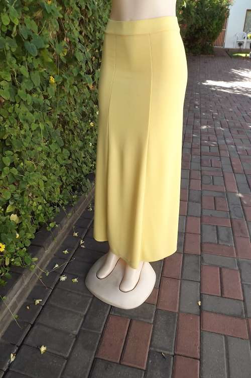 Maxi skirt in buttercup yellow.gored skirt cut in 6 panels in A-line design.Size 32/8.New condition