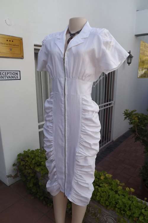 Snow white creased polyester zipped up dress.Size 37/13.Ruched inlay on front and back.