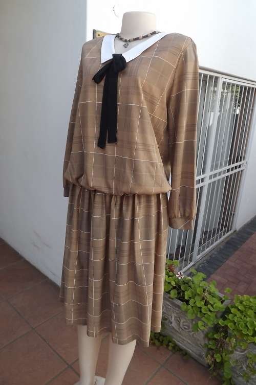 Amazing light brown check blouson style dress.Knife pleats skirt.Size 38/14.White chelsea collar