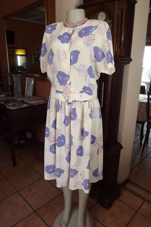 Beautiful vintage 2 piece cheerful beige floral outfit By SHUBETTE of London.Size 36/12.