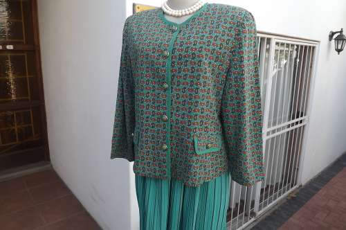 Stunning seagreen collarless short jacket.Size 38/14.Polyester fabric with paisley pattern.