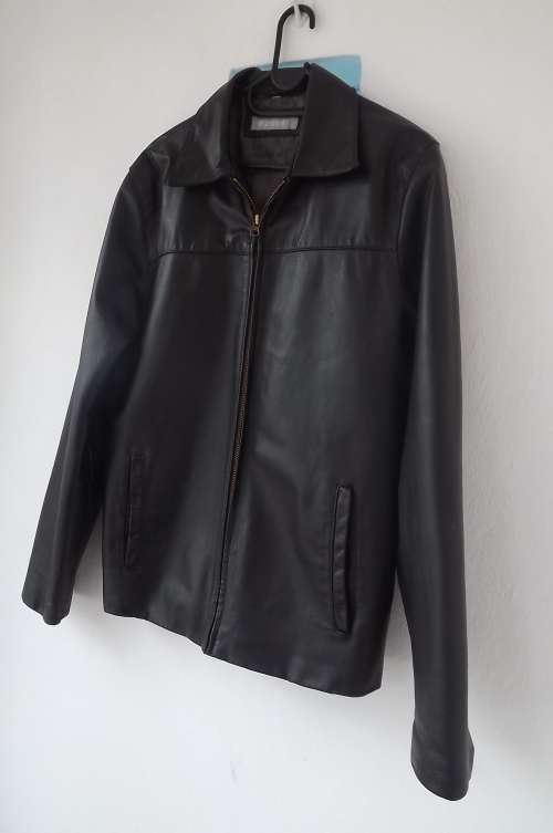 Good quality black zipped up men's jacket by MARKHAM in size Small.Two slit pockets.