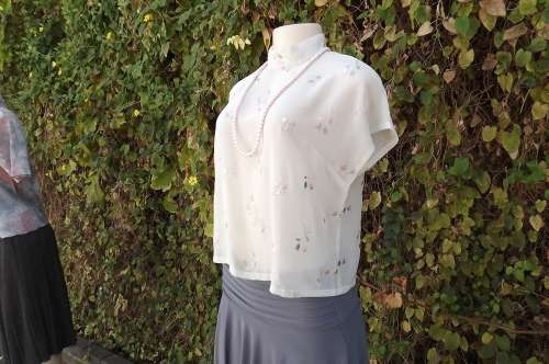 LIGHT AS A FEATHER fabulous sheer polyester cropped slip-over top in size 35/11 high banded collar