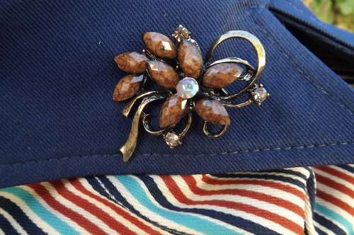 Antique colour brass brooch with brown bead flower and beads.Very pretty.As new