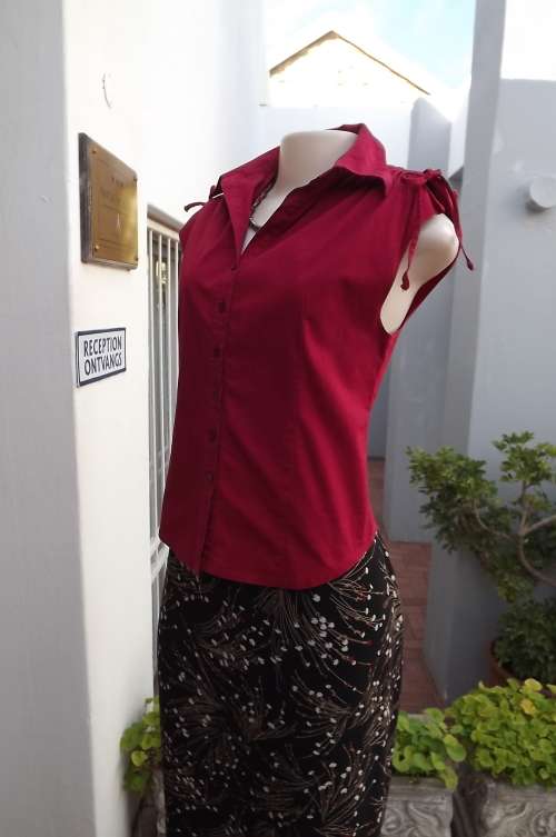 Race red 100% stretch cotton sleeveless top in size 36/12 by STATURE.As new.