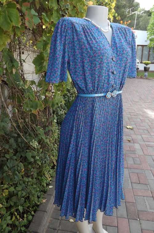 Amazing RUTH REED dress in medley of blues with violet accents.Size 36/12.New condition