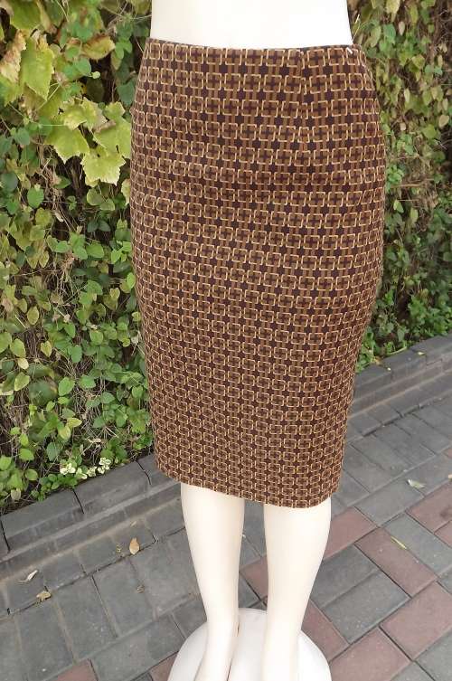 Smart lined pencil skirt in unique checked pattern in brown shades.Size 35/11.Without waistband