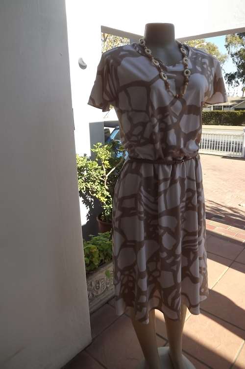 Vintage dress in geometric white and beige print.Short cut on flare sleeves.Size 36/12
