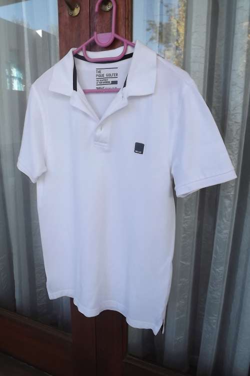 The pique golfer by RELAY in size S-chest 92cm.In 100% cotton.Short slits at sides.As new