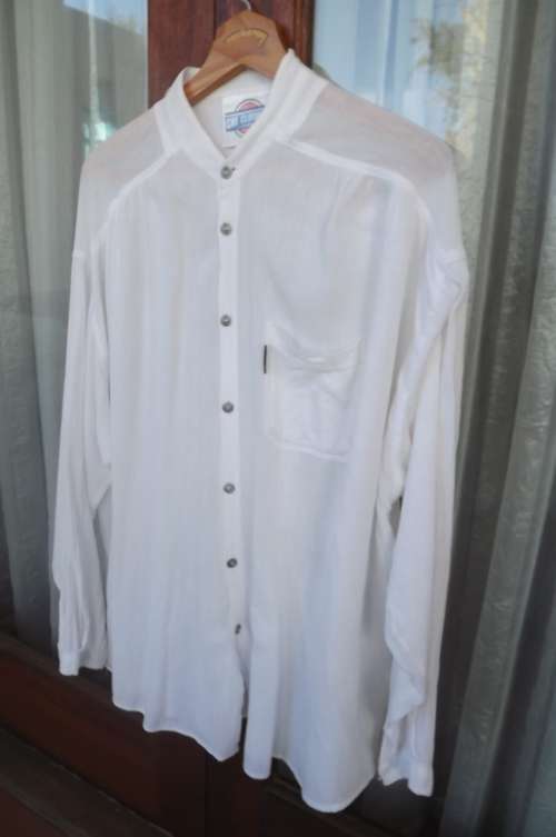 Fabulous white creased cotton men's fashion shirt by CHE CLOTHING.Size L.As new