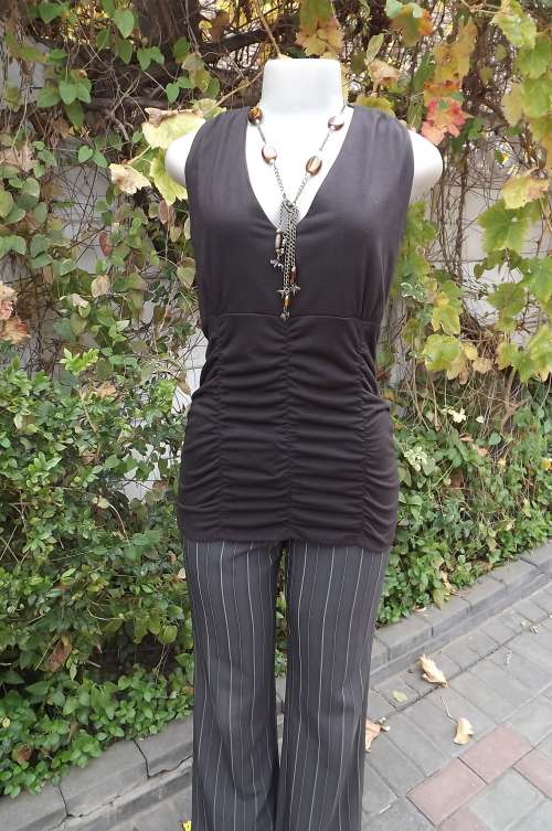 Beautiful choc brown sleeveless long top with v front.By CIGAR in size 38/14.As new