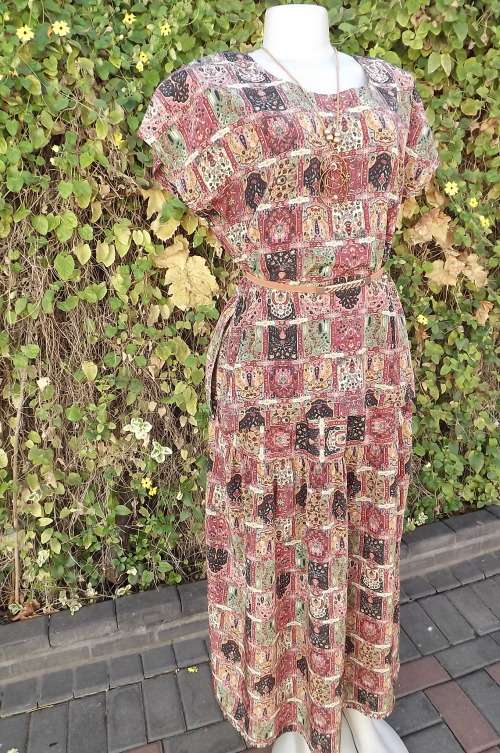 Silky polyester 2 piece outfit in a baroque pattern.Boutique made size 37/13.Yoked skirt.