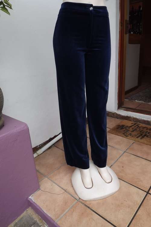 State of the art navy DELSWA pants in brilliant velvet.Size 32/8.100% cotton no stretch.