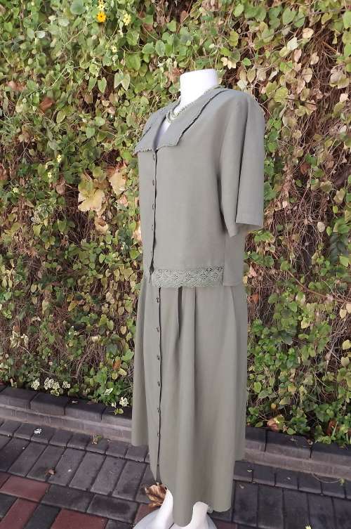 Olive green 2 piece outfit in size 40/16 from TOPICS.Button down skirt pleated front.