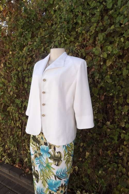 Stunning white polycotton classic jacket.Fully lined.Elbow length sleeves.Lapel collar size 36/12