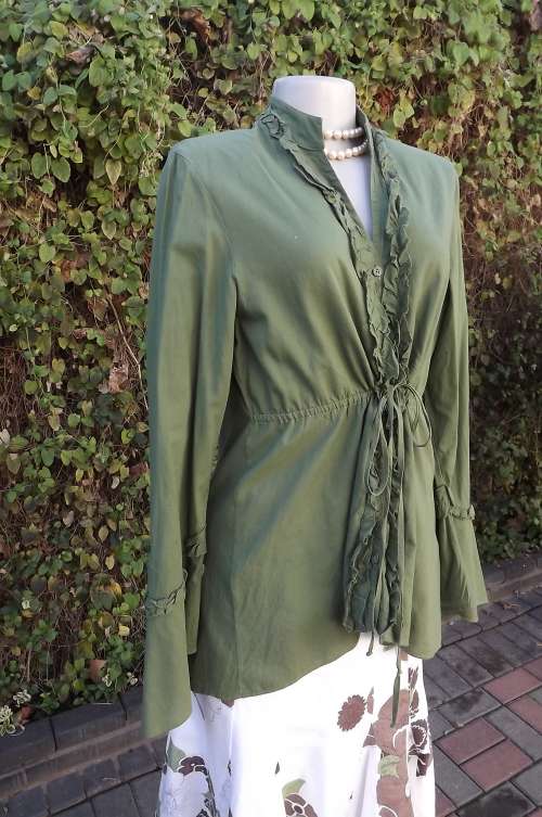 Fabulous olivegreen 100% cotton blouse by WOOLWORTHS in size 38/14