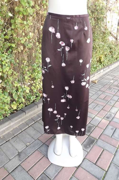 Dark brown polyester skirt with pink rose buds by FOSHINI in size 36/12.Slightly a-line.
