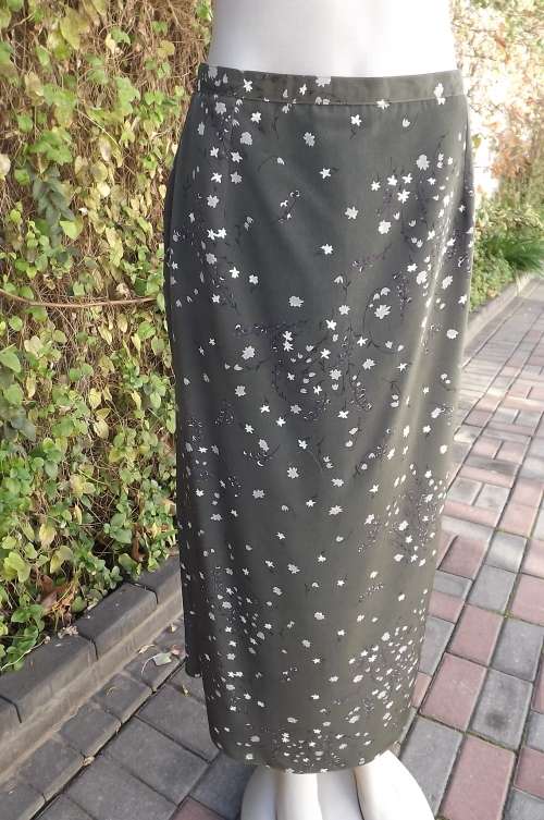 Dark olive green ankle length skirt with tiny beige and purple floral pattern.Size 36/12 by FOSHINI