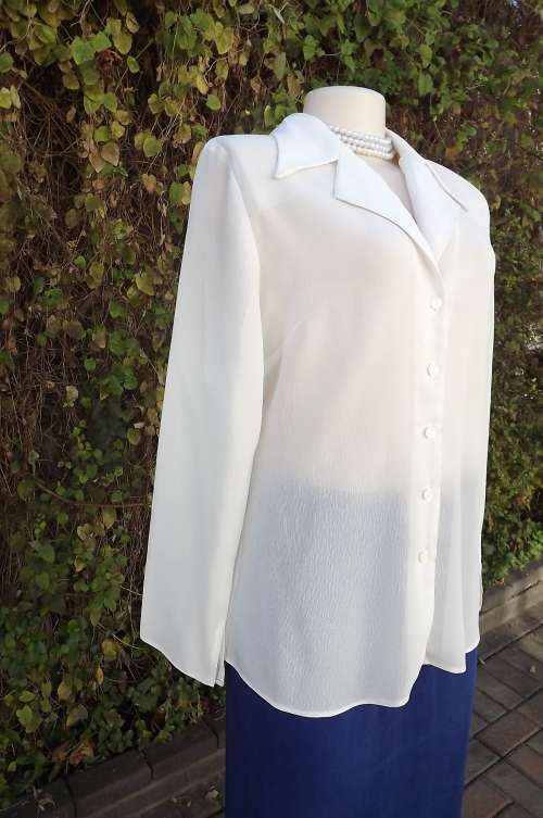 Beautiful sheer textured polyester long sleeve blouse in white.Size 34/10 by TRUWORTHS