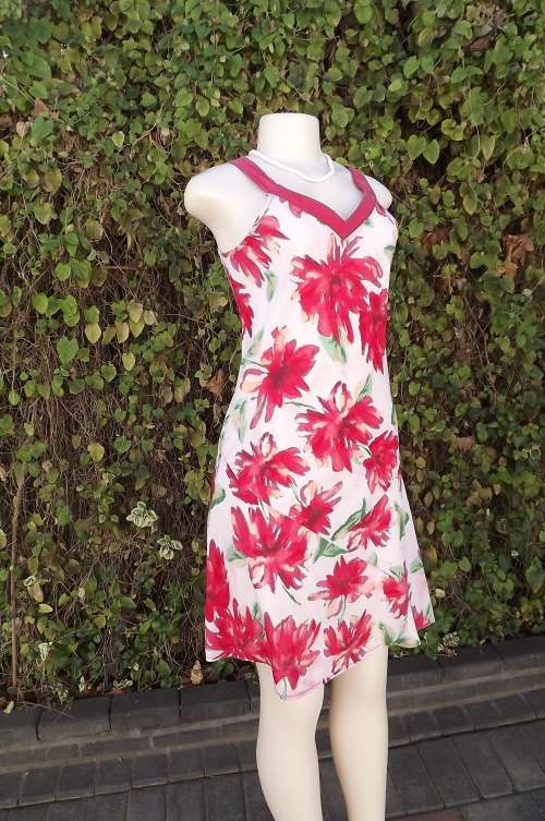 Cool cotton dress in white with bold crimson floral pattern.V neck with shoulder straps.Size 32/8