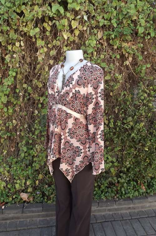 Stunning top with peach background and black and coral pattern.Size 36/12.Sexy folded v neckline