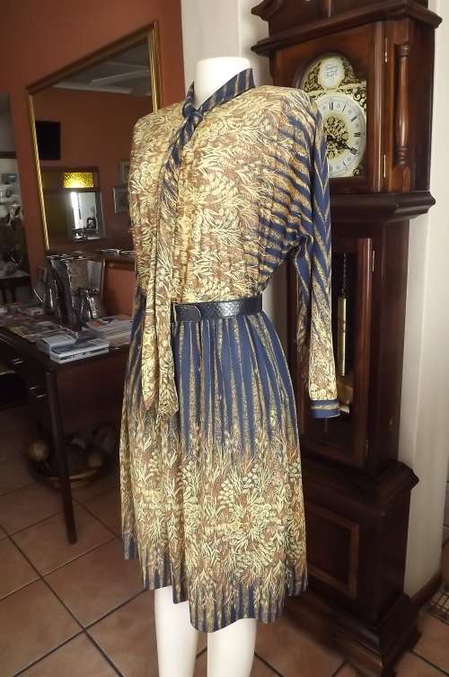 Magnificient size 36/12 vintage dress with long cuffed kimono sleeves.Tie collar.opening on front