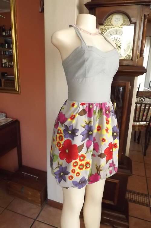 Lovely LEGIT dress in balloon style.In 100% cotton.Top in grey with bold floral print.Size 34/10
